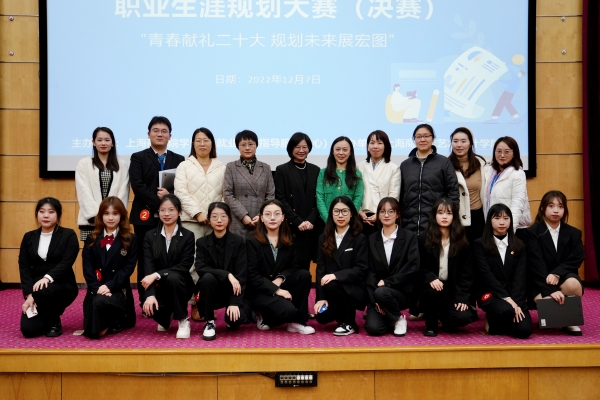 图为参赛选手与评委老师合影
