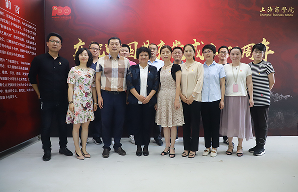 图为双方人员参观教师作品展.jpg