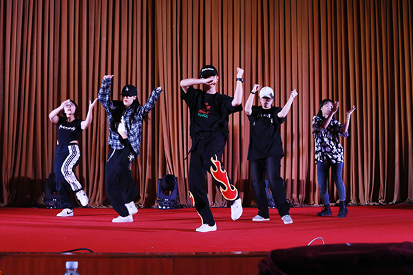 图为欢送会节目演出现场