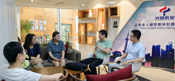 图为环境系教师和李梓萌同学在亲切交流中