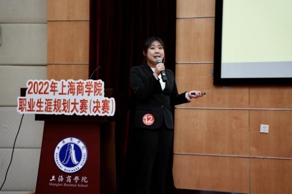图为参赛选手在参加决赛