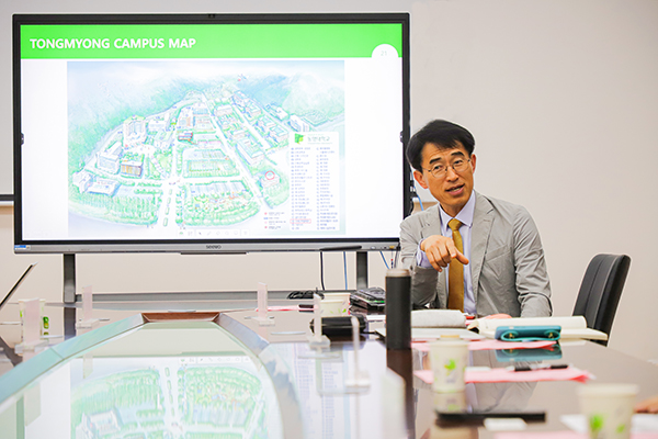 图为权重骆副校长亲自介绍韩国东明大学办学情况