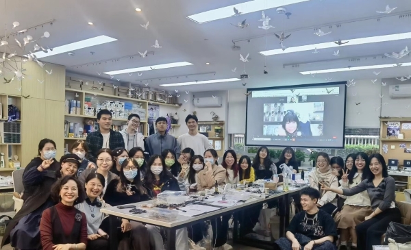 图为参加学习项目的师生合影