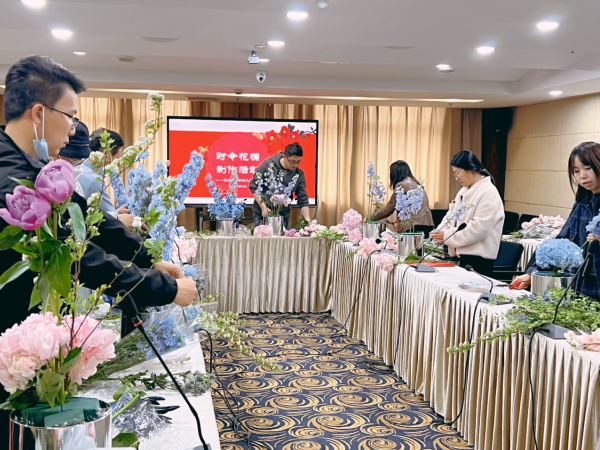 图为花艺创作活动现场