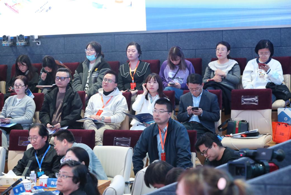 图为潘懿敏副书记带领艺术学院部分师生及优秀校友在论坛现场