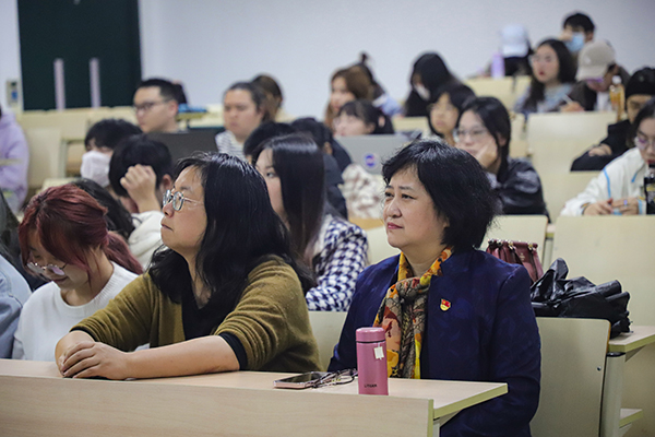 图为师生认真聆听讲座