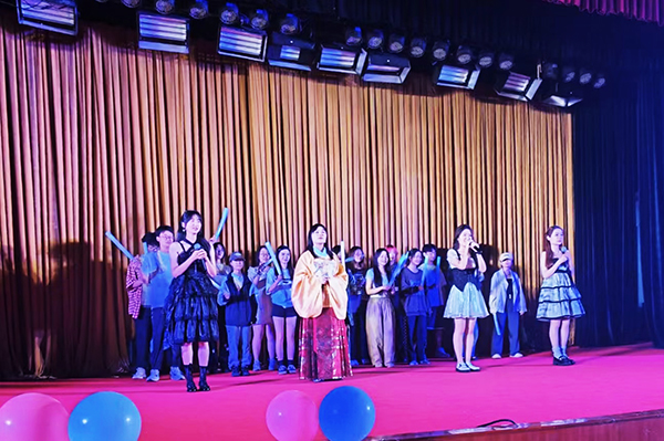 图为欢送会节目演出现场
