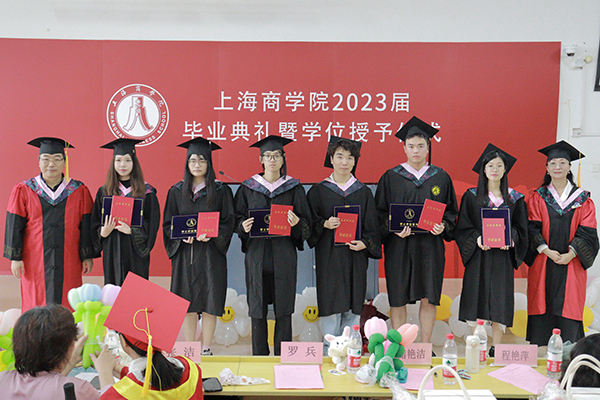 图为院长罗兵、副院长储艳洁为同学们颁发毕业证书