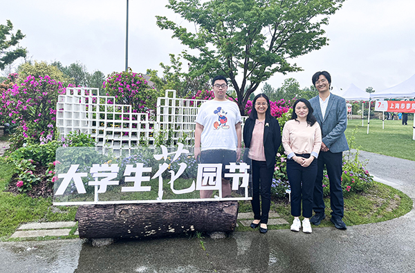 图为校领导与参展师生在大学生花园节现场合影