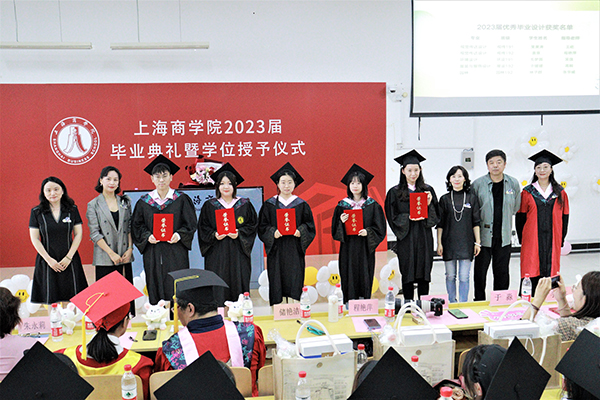图为获奖同学合影