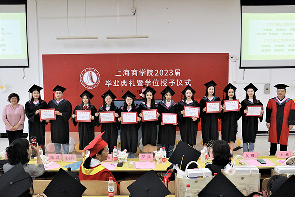 图为党总支书记朱永莉、院长罗兵为同学们颁发荣誉证书