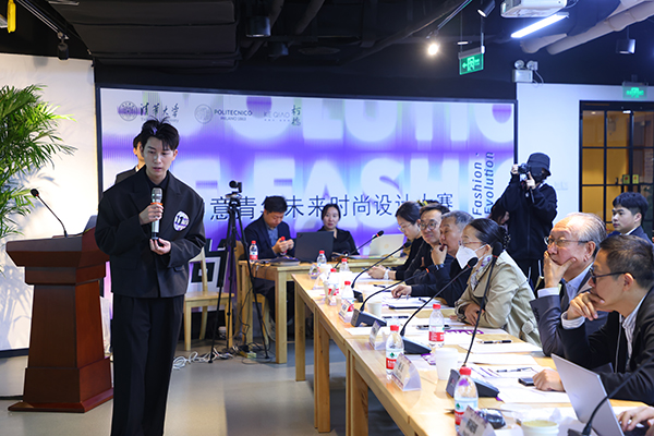 图为周琛昊同学在决赛现场做汇报