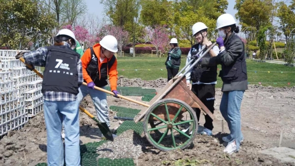 图4 学生施工现场运材料