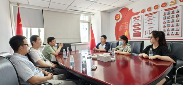 图为公司人力资源室主任房芳（右二）在介绍公司情况