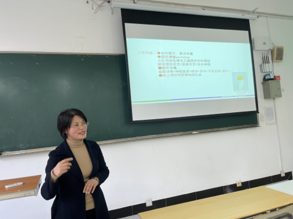 图为上海种业集团有限公司常务副总经理杨娟来校为同学们做培训