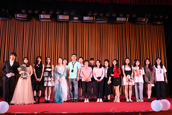 图为参加演出的同学与出席欢送会的教师合影