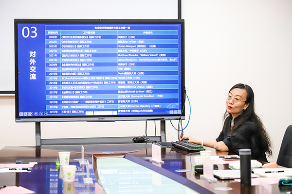 图为储艳洁副院长向客人介绍艺术设计学院发展情况