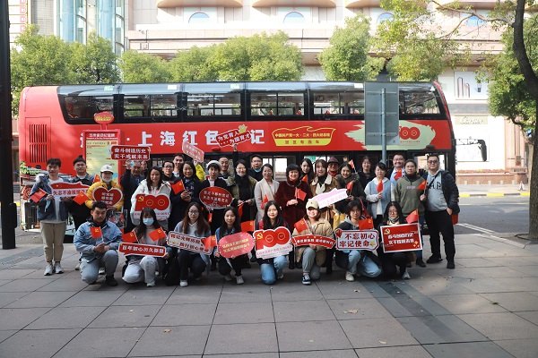 图为党员师生在红色巴士前合影.jpg