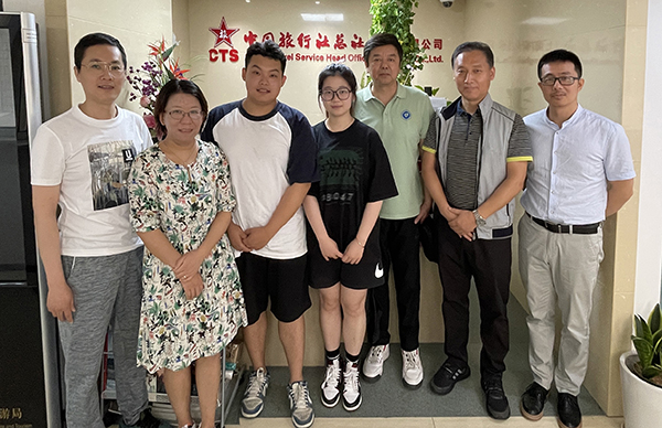 图为公司人力资源室主任房芳（左二），毕业生孙涛（左三），毕业生林俊楠（左四）与来企业走访的老师合影