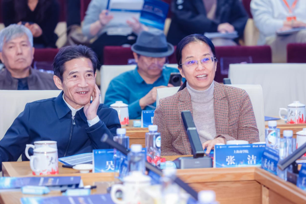 图为吴忠校长和张洁副书记在论坛现场