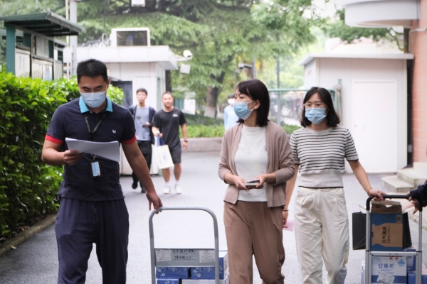 图为院党总支副书记、副院长潘懿敏、专职辅导员孙浩浩、汪晏梅前往新生寝室慰问