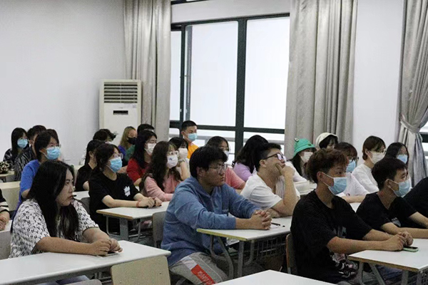 与会同学静静聆听