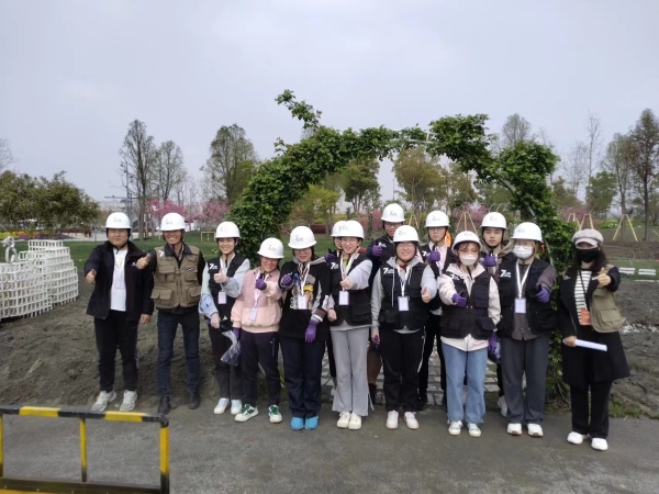 图1 师生团队成员施工现场合影