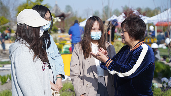图3 教师施工现场指导