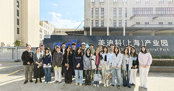 01 门口合影A.jpg